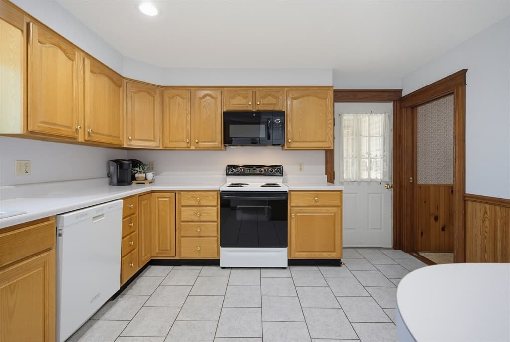 413 Goldthwaite Rd, Northbridge MA 01588 photo 9