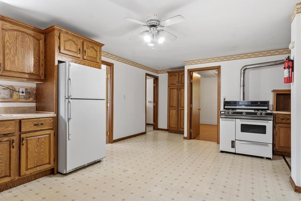 205 Pine St, Gardner MA 01440 photo 11