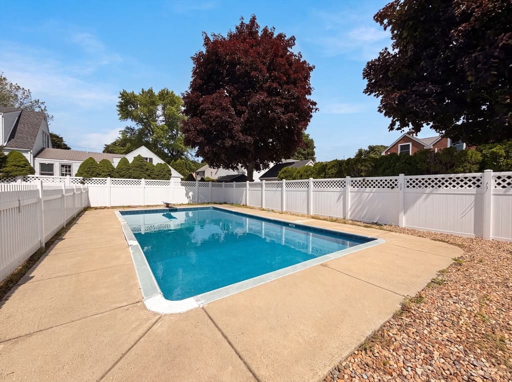 4 Macarthur Cir, Peabody MA 01960 photo 2