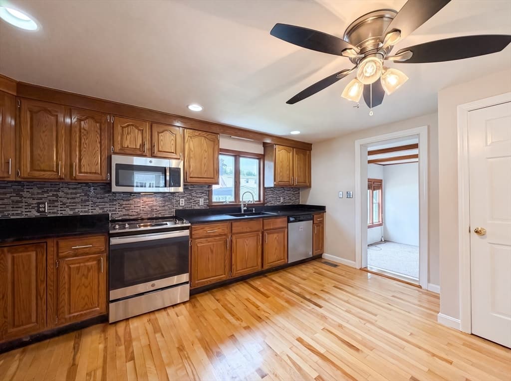 4 Macarthur Cir, Peabody MA 01960 photo 3