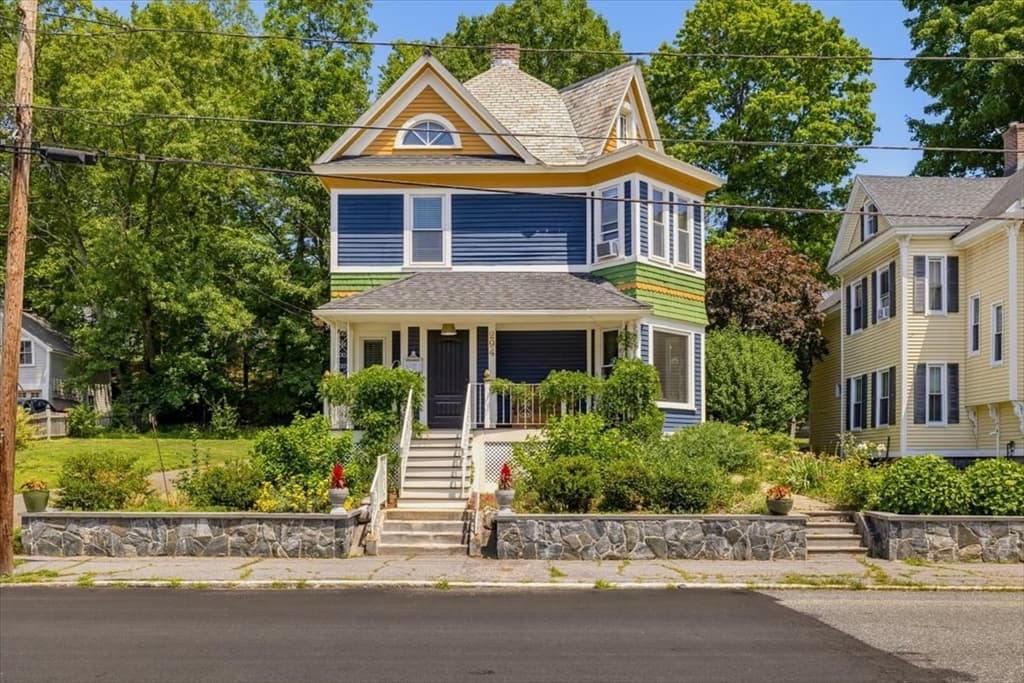 294 Wentworth Ave, Lowell MA 01852