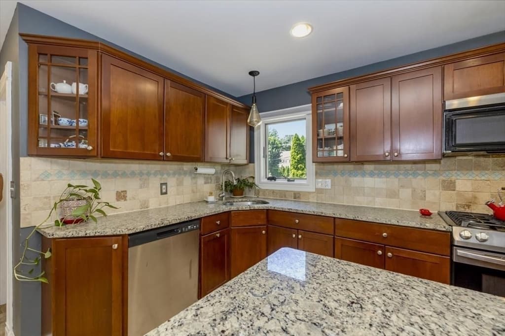 294 Wentworth Ave, Lowell MA 01852 photo 9