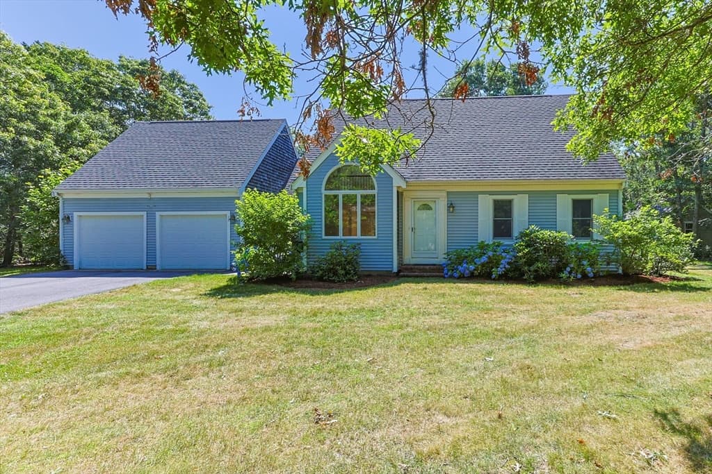 12 S Sandwich Rd, Sandwich MA 02563