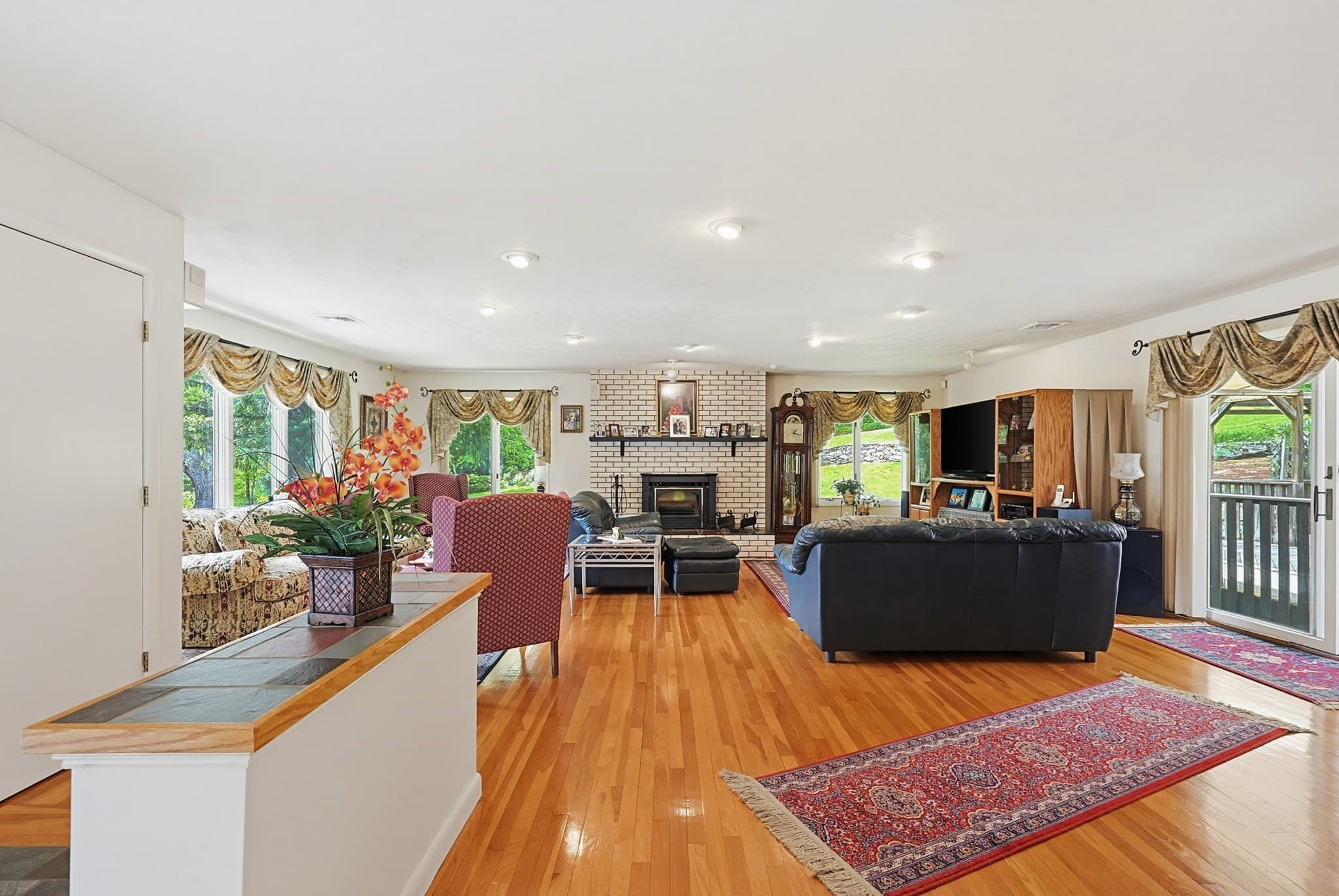 Single Family Residence at 251 Millbury St, Auburn MA 01501, Auburn, photo 7 of 42