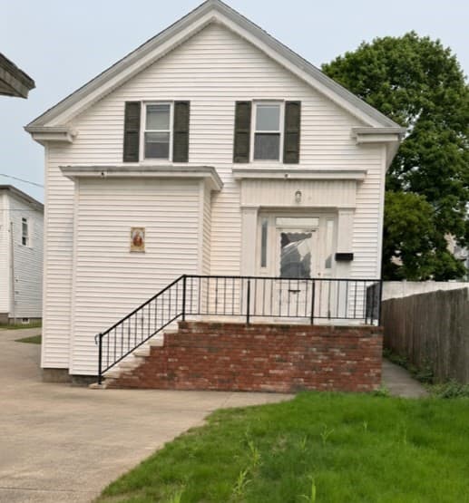 58 Forest St, Fall River MA 02721