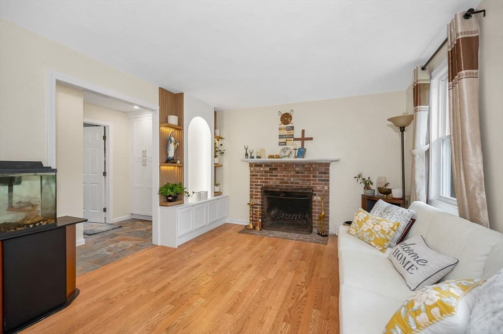 Single Family Residence at 769 Grafton St, Shrewsbury MA 01545, photo 7 of 35
