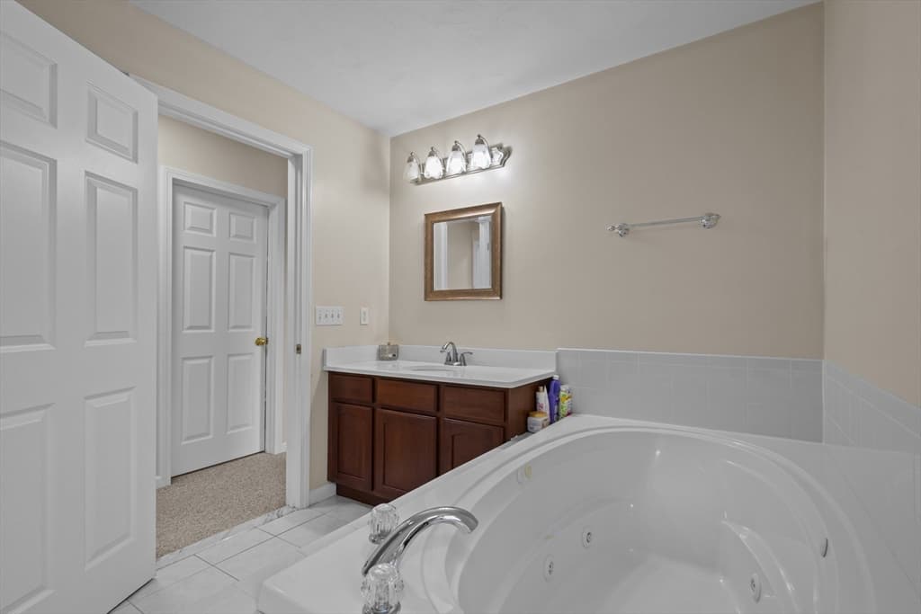 30 Willow Creek Dr, Attleboro MA 02703 photo 32