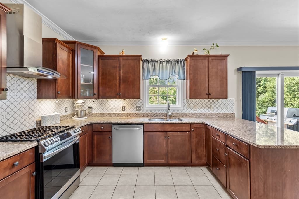 30 Willow Creek Dr, Attleboro MA 02703 photo 9