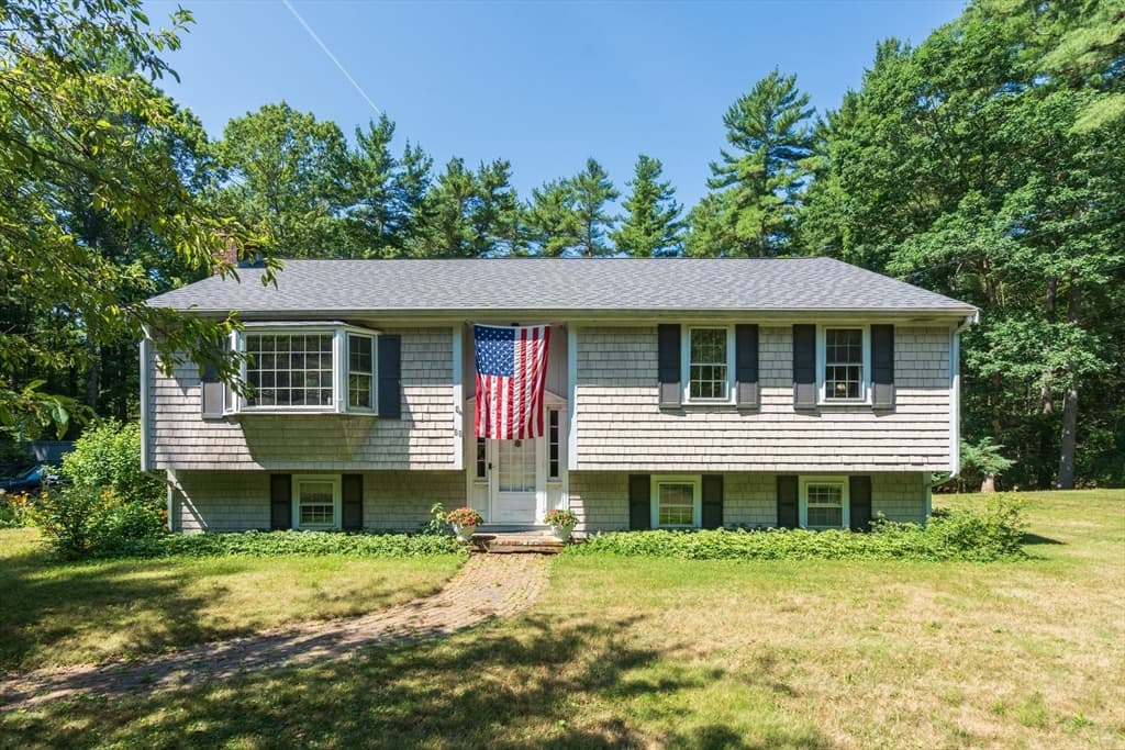 88 Upland Rd, Plympton MA 02367