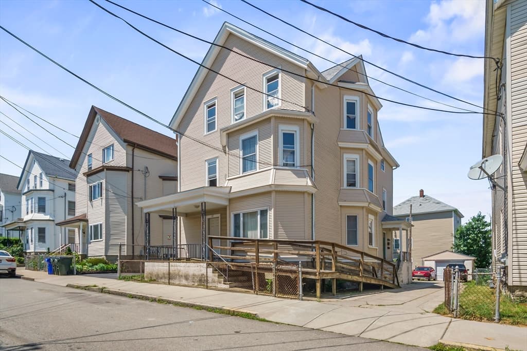 82 Snell St, Fall River MA 02721