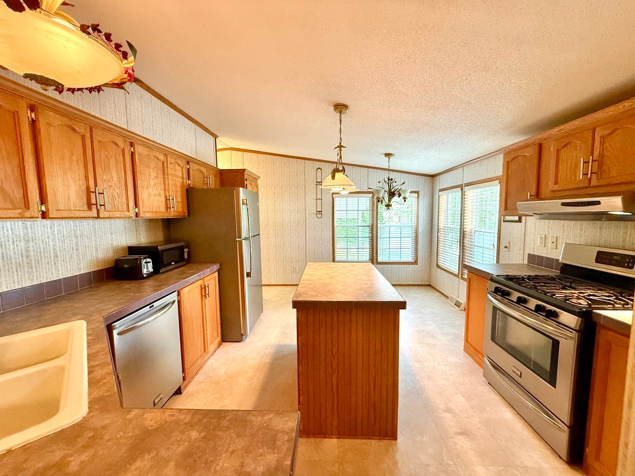 Mobile Home at 22 Sunnydale Cir, Brimfield MA 01010, photo 17 of 32