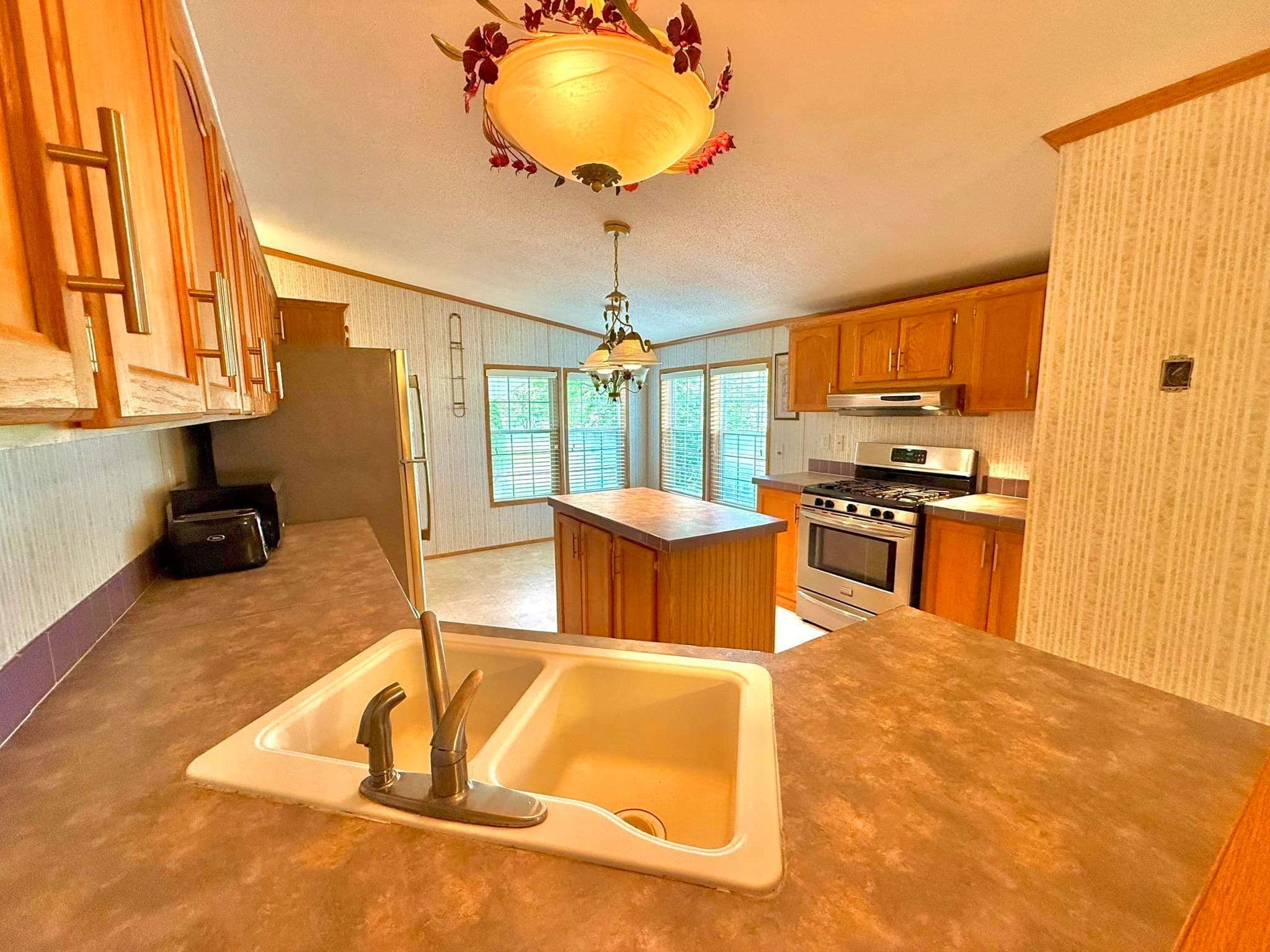 Mobile Home at 22 Sunnydale Cir, Brimfield MA 01010, photo 16 of 32