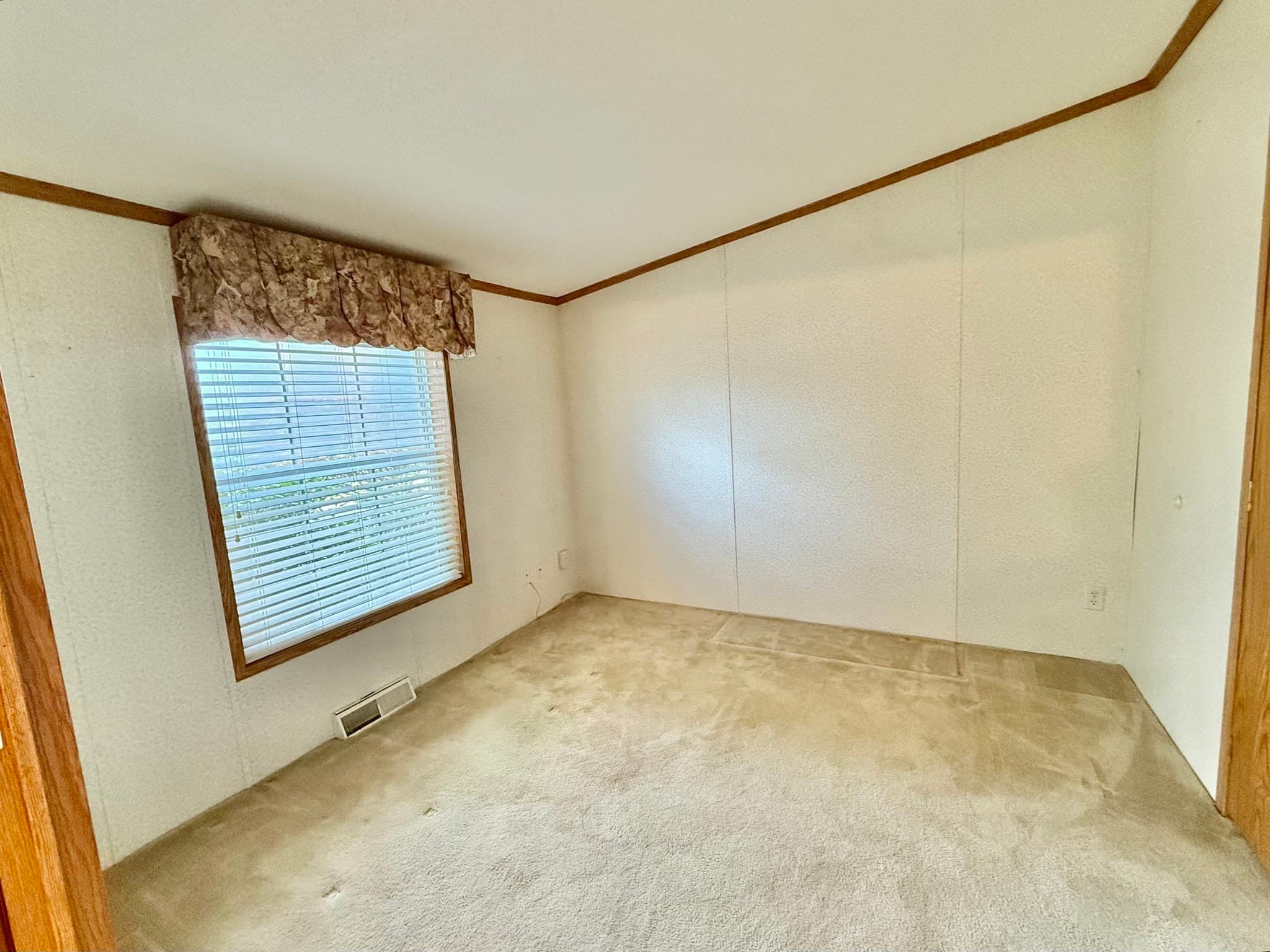 Mobile Home at 22 Sunnydale Cir, Brimfield MA 01010, photo 7 of 32