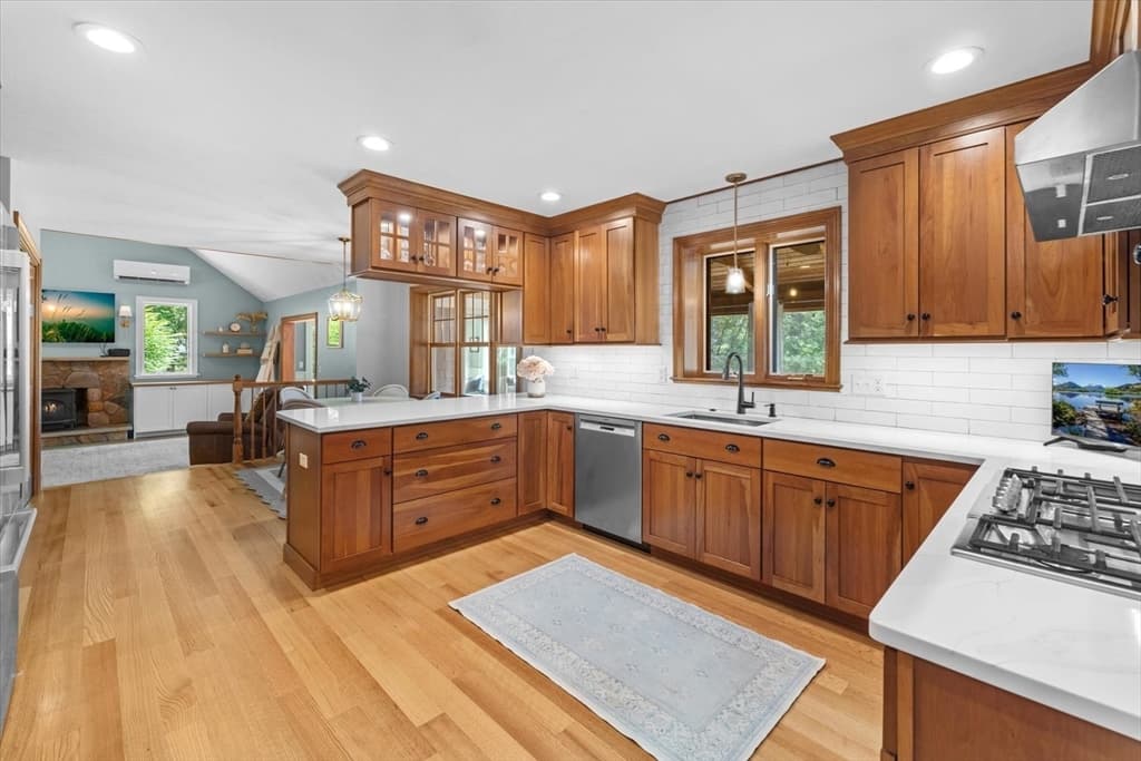 Single Family Residence at 14 Grove St, Kingston MA 02364, photo 7 of 42