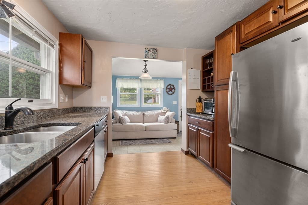 Single Family Residence at 10 Riverside Dr, Auburn MA 01501, Auburn, photo 12 of 33
