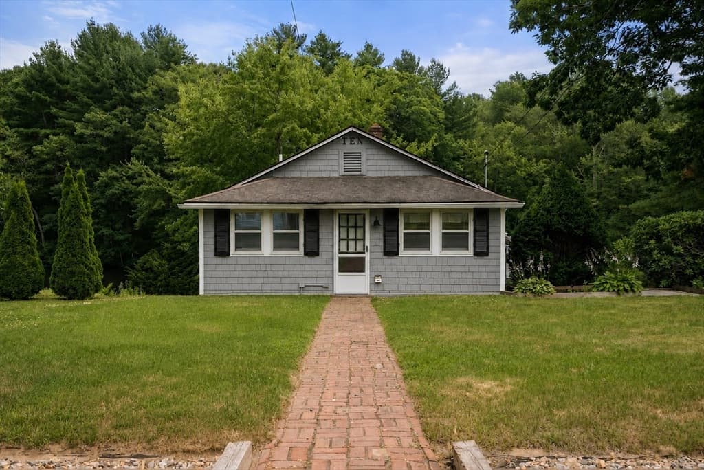 10 Riverside Dr, Auburn MA 01501