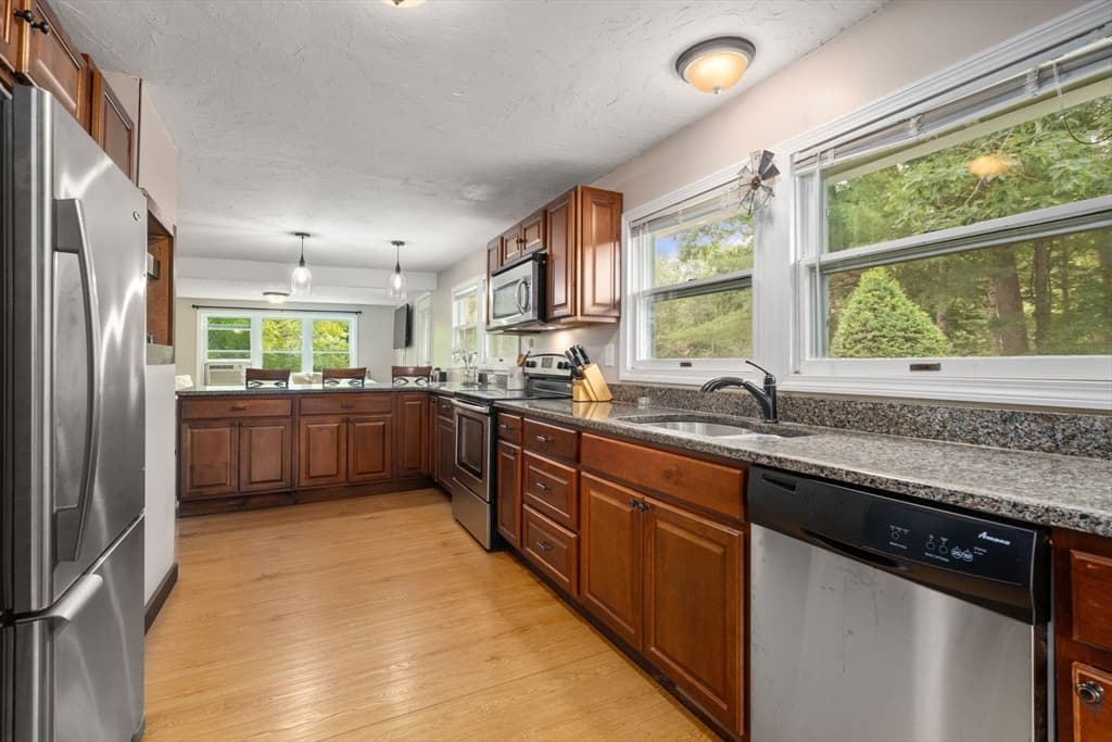 Single Family Residence at 10 Riverside Dr, Auburn MA 01501, Auburn, photo 14 of 33