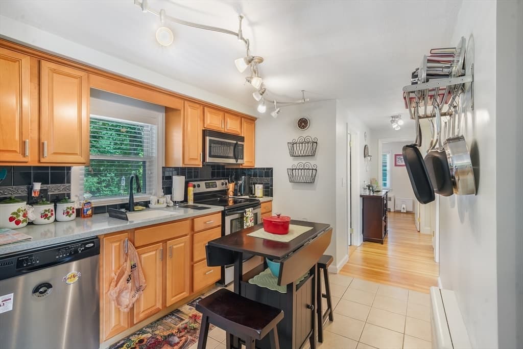 65 Fowler St, Randolph MA 02368 photo 3