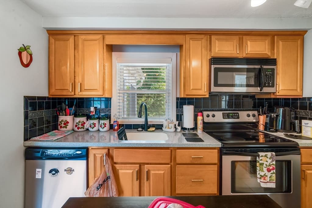 65 Fowler St, Randolph MA 02368 photo 4