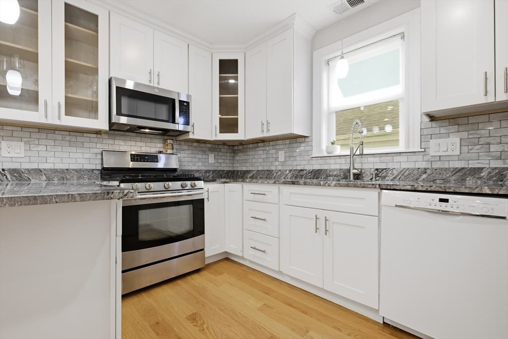 28 Beecher Pl # B, Newton MA 02459 photo 2