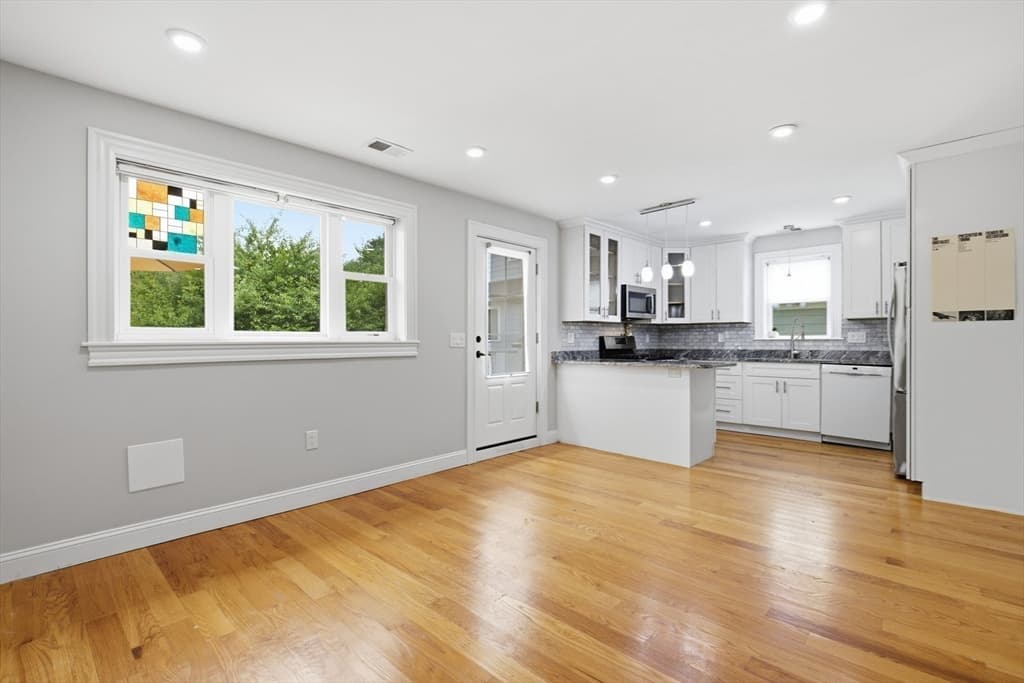 28 Beecher Pl # B, Newton MA 02459 photo 4