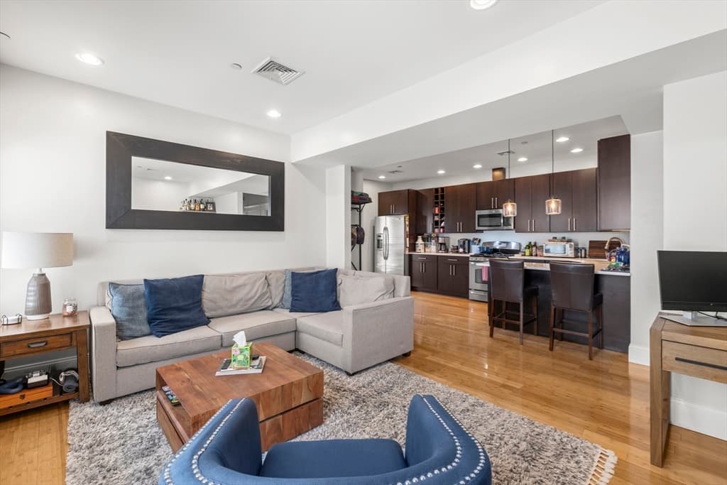 101 Old Harbor St # 3, Boston MA 02127
