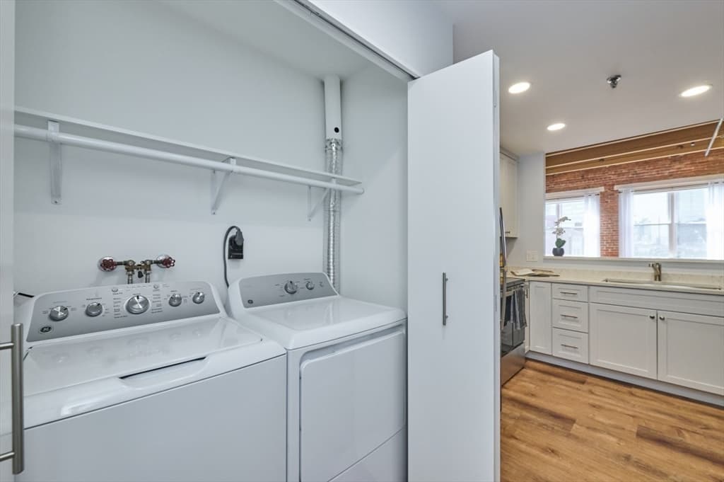 Condominium at 33 Sleeper Street # 603, Boston MA 02210, Boston, photo 6 of 17