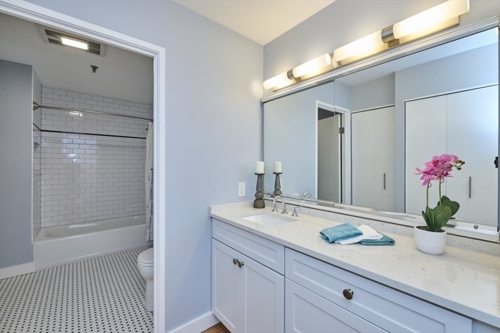 Condominium at 33 Sleeper Street # 603, Boston MA 02210, Boston, photo 7 of 17