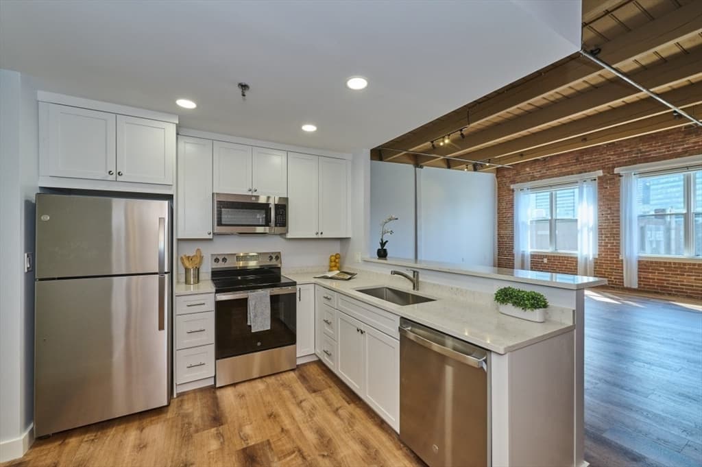 Condominium at 33 Sleeper Street # 603, Boston MA 02210, Boston, photo 4 of 17