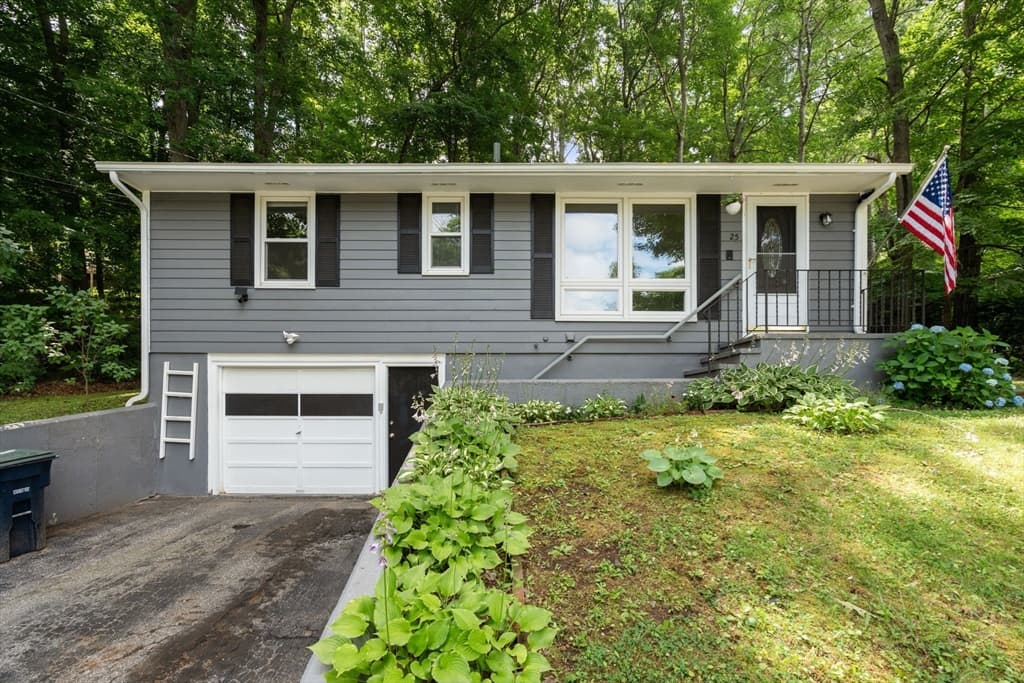 25 Pinedale St, Southbridge MA 01550