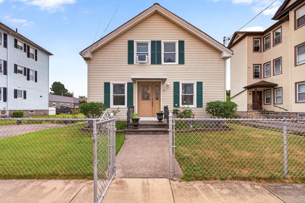 31 Oregon St, Fall River MA 02720