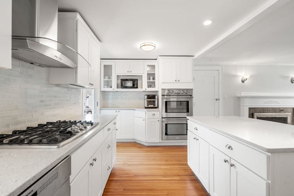 Single Family Residence at 32 Grosvenor Rd, Waltham MA 02453, photo 6 of 39