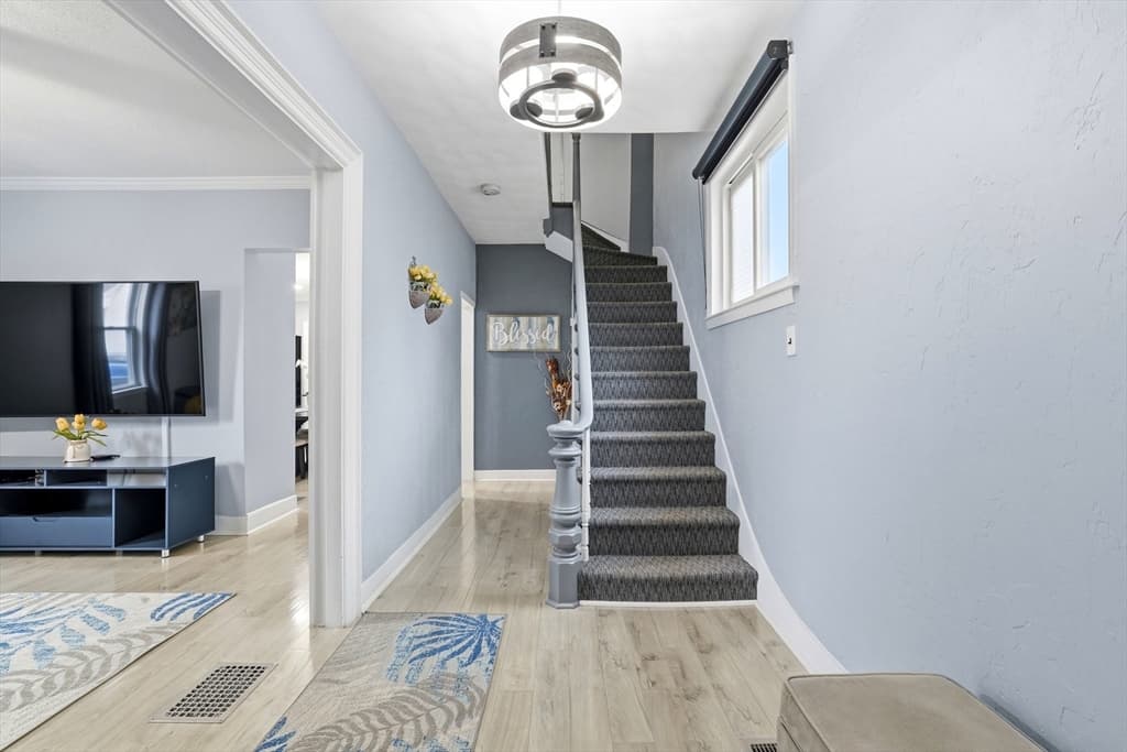 30 Woodlawn St, Everett MA 02149 photo 2