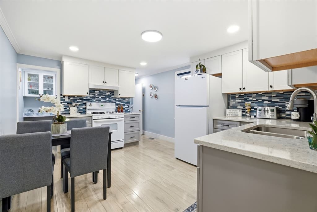 30 Woodlawn St, Everett MA 02149 photo 5