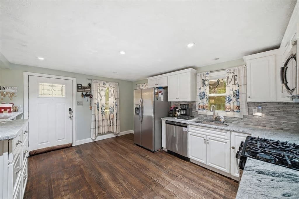 1582 Varnum Ave, Lowell MA 01854 photo 13