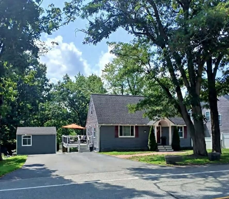 1582 Varnum Ave, Lowell MA 01854 photo 3