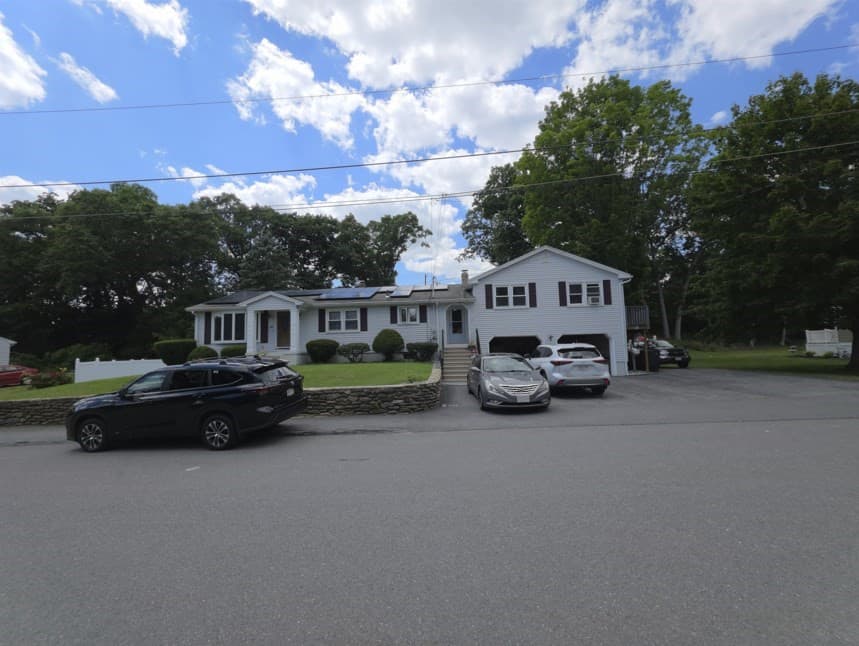 8 Rochelle St, Auburn MA 01501
