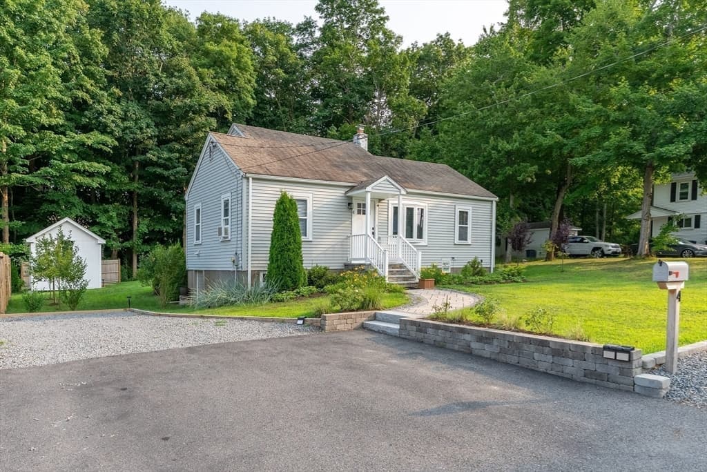 4 Glenwood Ave, Foxboro MA 02035