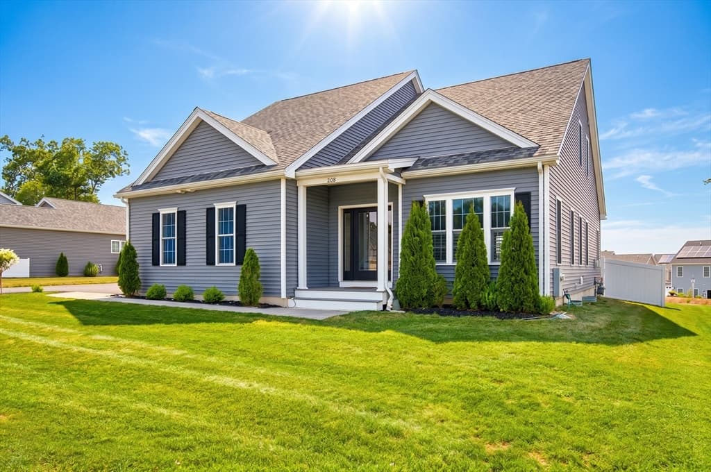 208 Crownshield Ave # 208, Uxbridge MA 01569