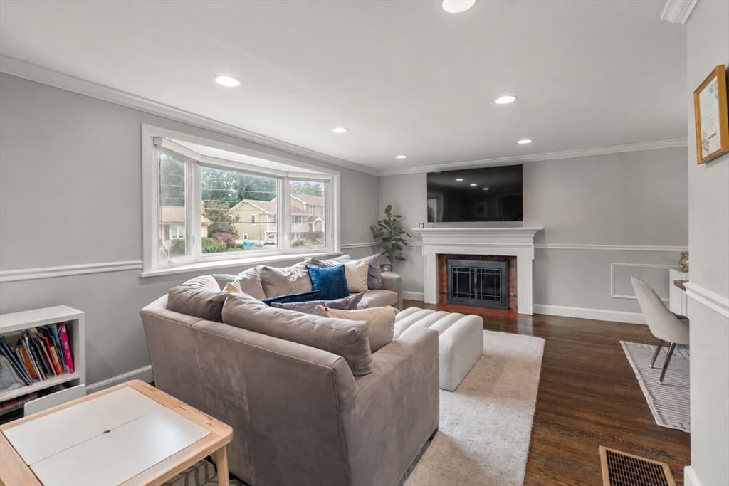 150 Woodbine Circle, Needham MA 02494 photo 3