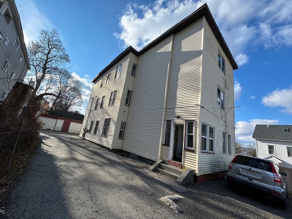 7 Bluff St, Worcester MA 01610