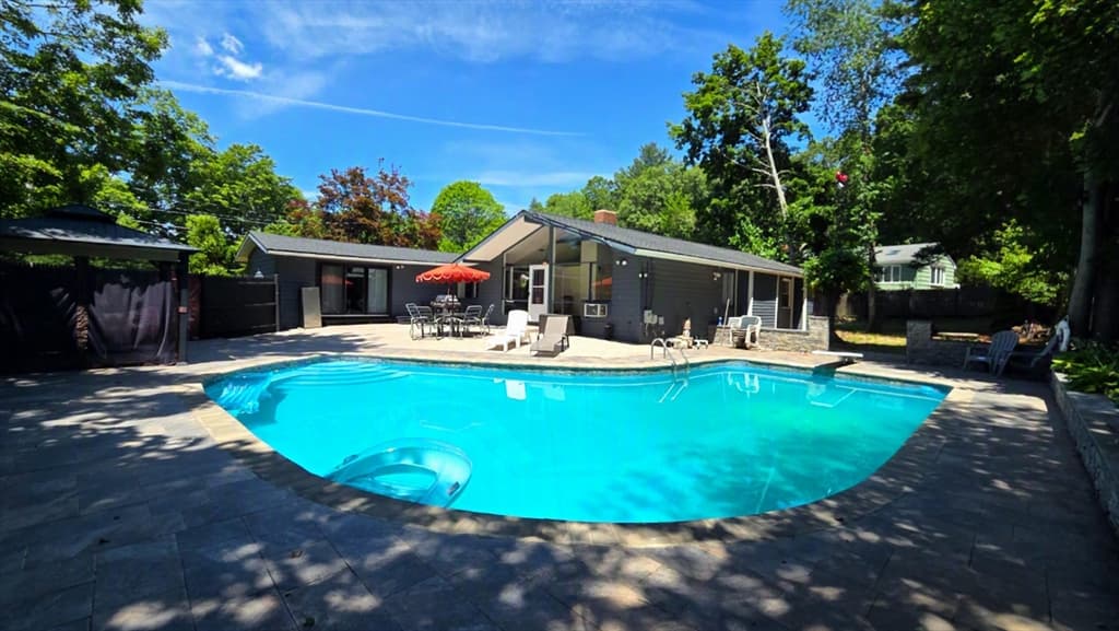 19 Avon Rd, Norwood MA 02062 photo 2