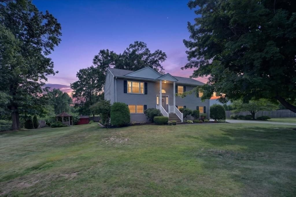 43 Zachary Ln, Agawam MA 01001