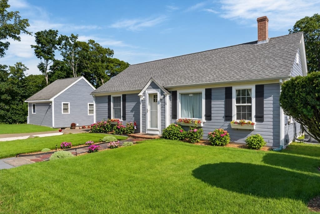 21 W Spring St, Tisbury MA 02568