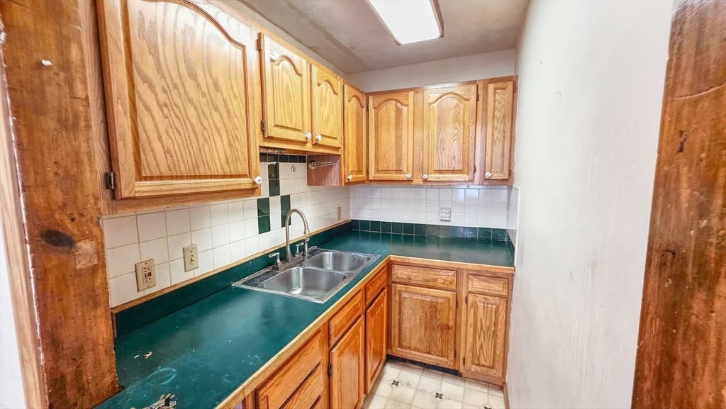 7 Preston St, Worcester MA 01610 photo 6