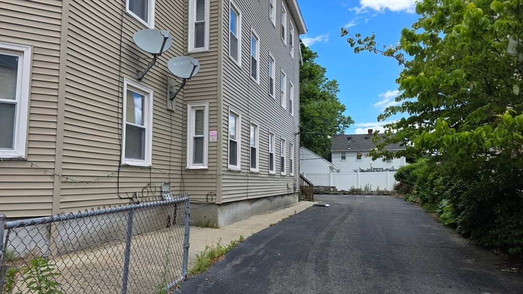 7 Preston St, Worcester MA 01610 photo 4