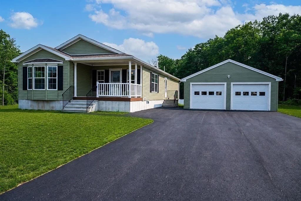 102 Topaz Terrace, Gardner MA 01440