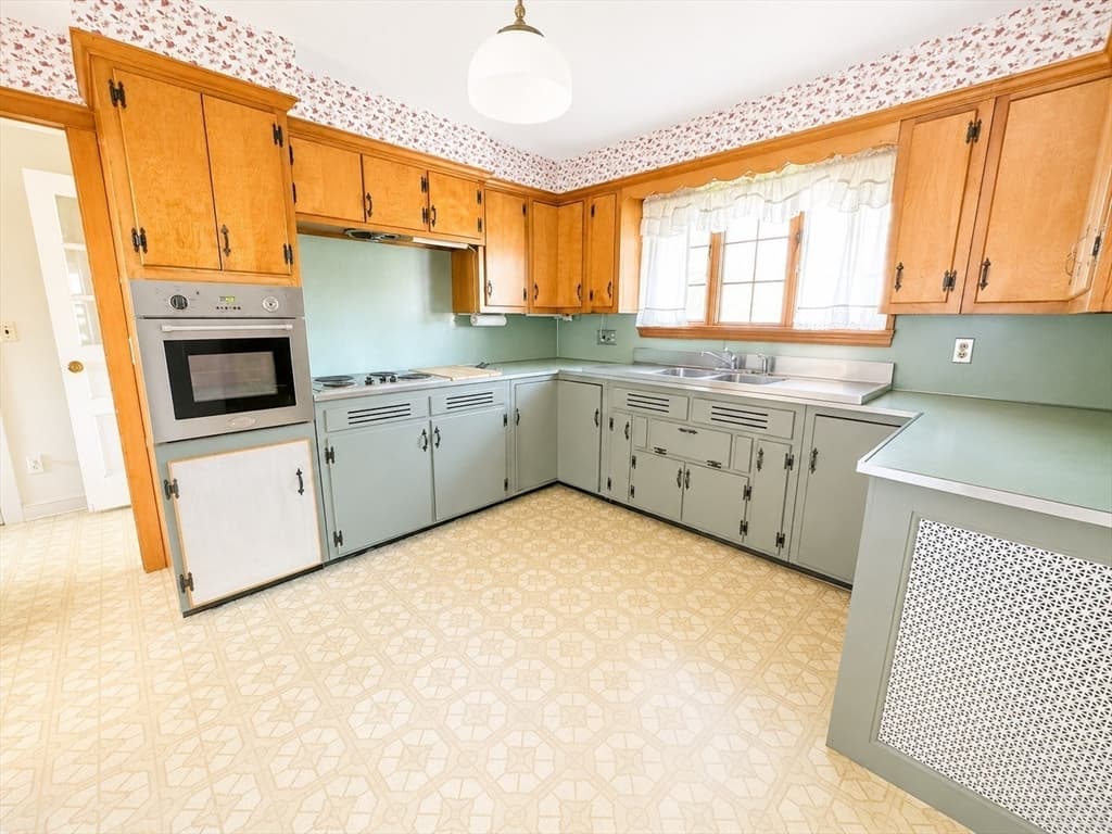 Single Family Residence at 212 Charlton Road, Sturbridge MA 01566, Sturbridge, photo 13 of 21