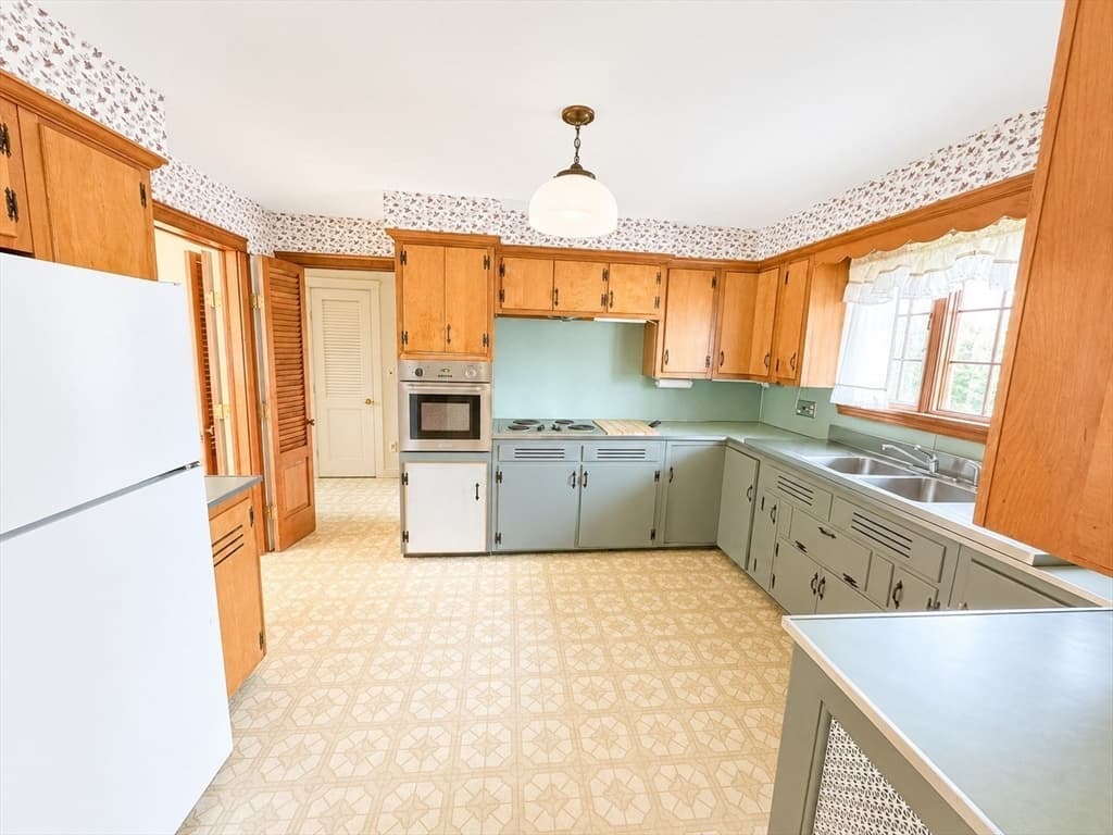 Single Family Residence at 212 Charlton Road, Sturbridge MA 01566, Sturbridge, photo 12 of 21