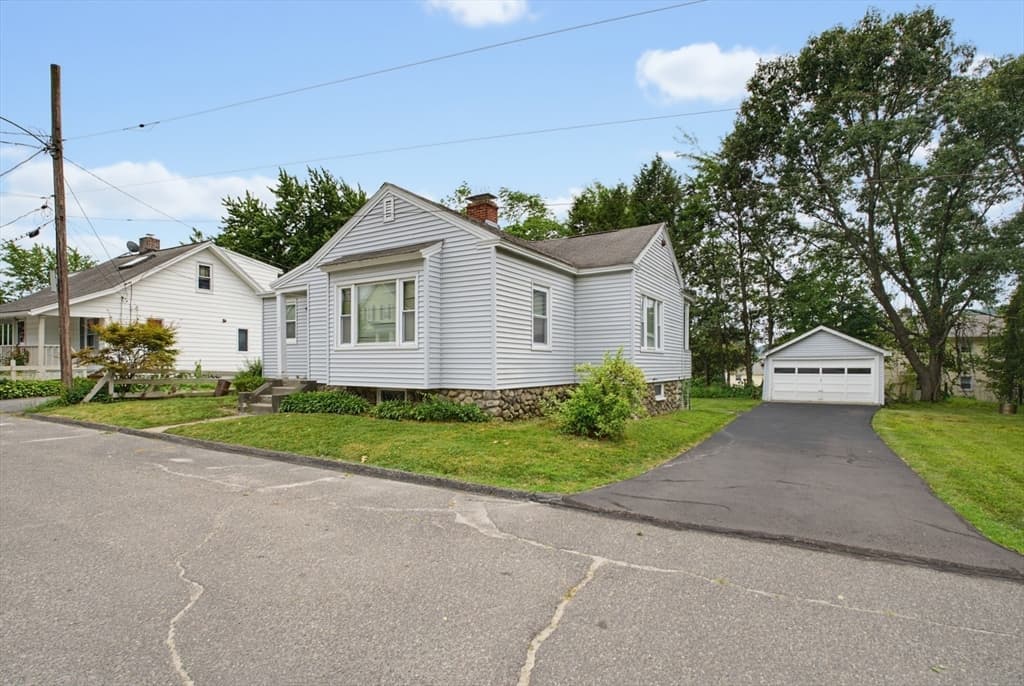 17 Reynolds St, Worcester MA 01606 photo 2